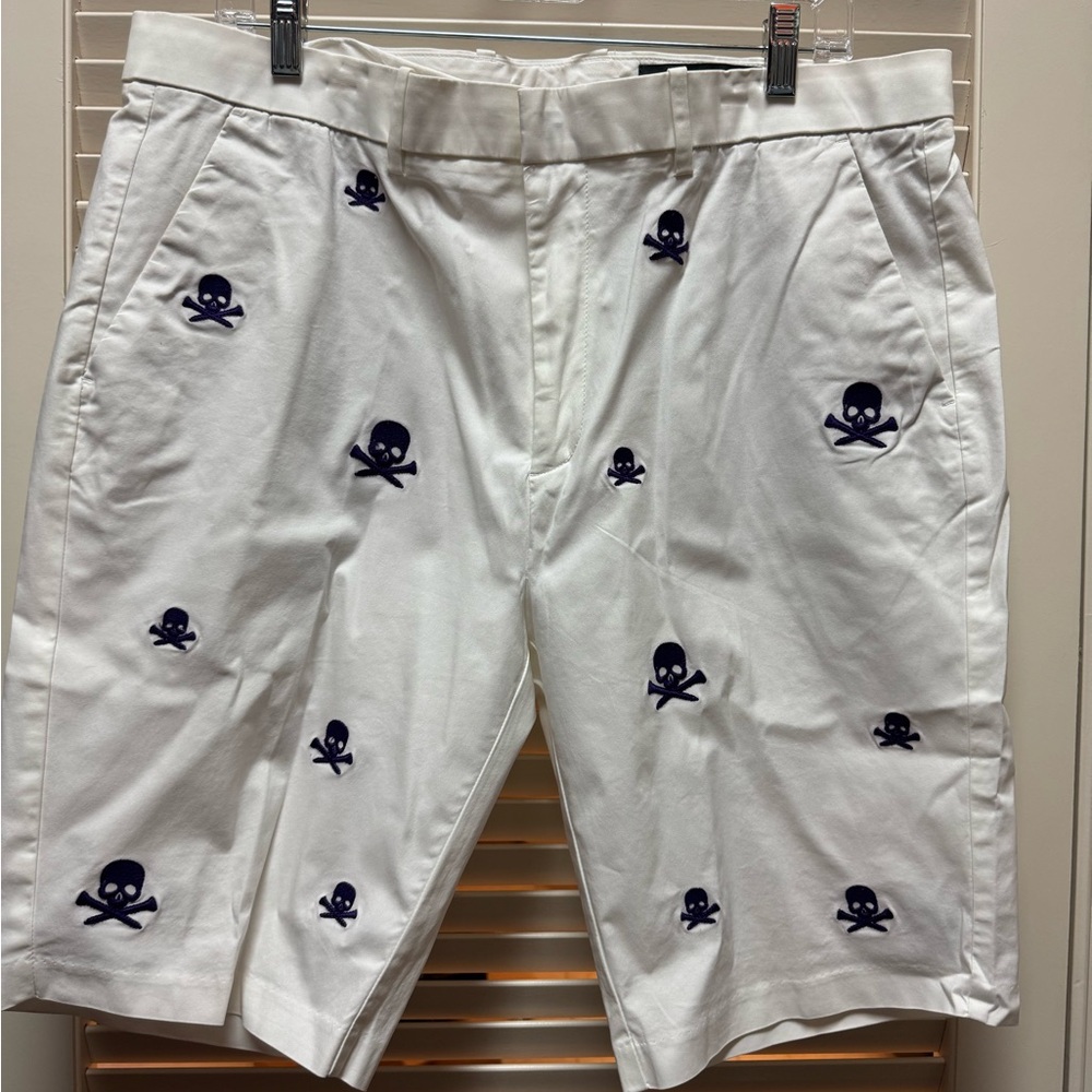 G/FORE White Shorts with Black Label